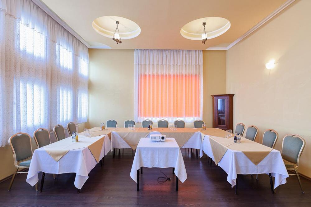 Apart Hotele Czestochowa Bagian luar foto